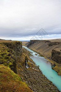 游客以绿石河高地冰岛火山风景为背的海观旅游点其背是冰岛火山风图见此极好的图片