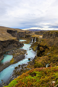 以绿石河高地冰岛火山风景为背的海观旅游点其背是冰岛火山风图见此无人机风景优美地标图片
