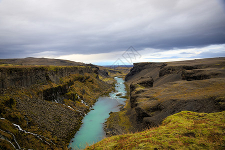 蓝色的阳光景区以绿石河高地冰岛火山风景为背的海观旅游点其背是冰岛火山风图见此图片
