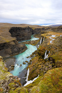 峡谷旅行以绿石河高地冰岛火山风景为背的海观旅游点其背是冰岛火山风图见此图片