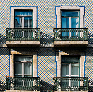 华丽的Lisbon窗口带有典型的波尔古阿祖莱霍瓷砖里斯本窗户带有典型的波尔古阿祖莱霍瓷砖几何的视窗图片
