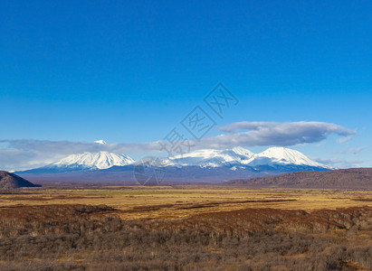 堪察卡半岛的三座火山风景优美俄罗斯多岩石的图片