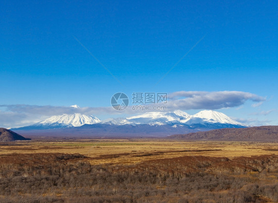 堪察卡半岛的三座火山风景优美俄罗斯多岩石的图片