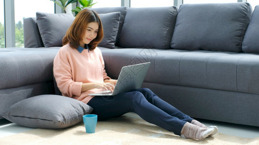 亚洲人在家工作庭办公室使用笔记本电脑的亚洲女在线购物通过互联网学习的快乐女孩学习在线教育电子商务业人技术新加坡沟通图片