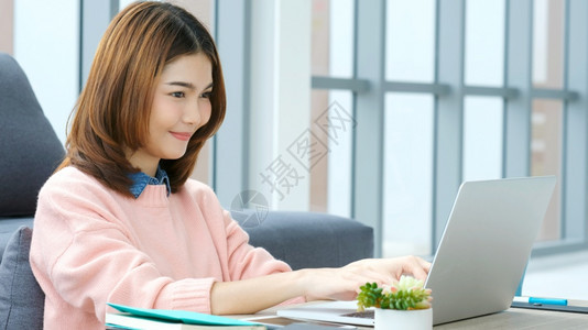 小工具女商人在家作庭办公室使用笔记本电脑的亚洲女在线购物通过互联网学习的快乐女孩学习在线教育电子商务业人技术放松图片