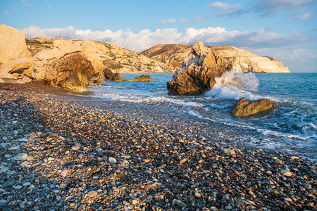罗密欧爬坡道历史下午在塞浦路斯帕福PetratouRomiou附近的小海滩上爆发波浪的景象被认为是希腊神话中的阿弗罗德生地图片