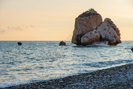 天空经过考虑的下午在塞浦路斯帕福PetratouRomiou附近的小海滩上爆发波浪的景象被认为是希腊神话中的阿弗罗德生地传奇图片