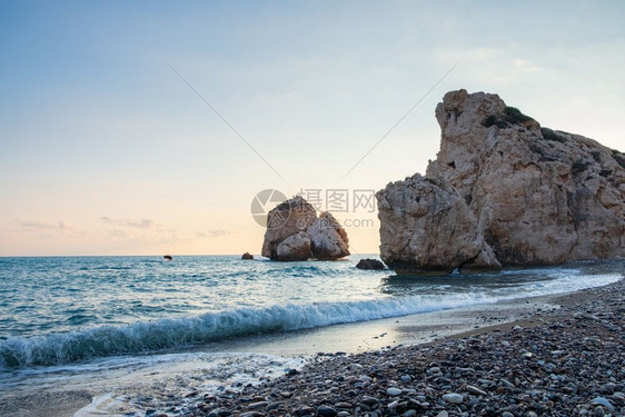 罗米乌下午在塞浦路斯帕福PetratouRomiou附近的小海滩上爆发波浪的景象被认为是希腊神话中的阿弗罗德生地历史的欧洲图片
