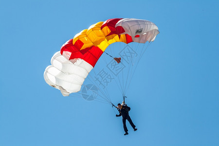 阿科斯塔滑行肾上腺素CADIZSPAINSEP14个PAPEA伞兵参加了208年9月14日在西班牙卡迪兹举行的Cadiz第一次航背景图片