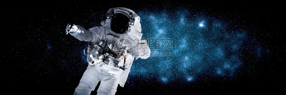 尽管经过宇航员太空人在为外层间的站工作时进行太空走宇航员穿着全套太空服进行操作相片图片