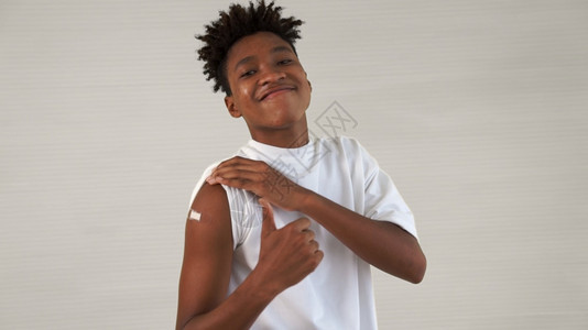 接种疫苗点赞的青少年形象图片