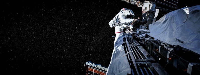 地球人勘探宇航员太空人在为外层间的站工作时进行太空走宇航员穿着全套太空服进行操作为了图片