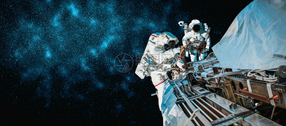 宇航员太空人在为外层间的站工作时进行太空走宇航员穿着全套太空服进行操作航天科学地球图片