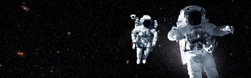 宇航员太空人在为外层间的站工作时进行太空走宇航员穿着全套太空服进行操作宇宙地球天文学图片