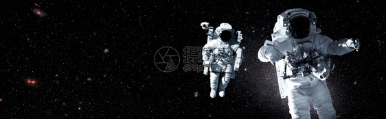 宇航员太空人在为外层间的站工作时进行太空走宇航员穿着全套太空服进行操作宇宙地球天文学图片