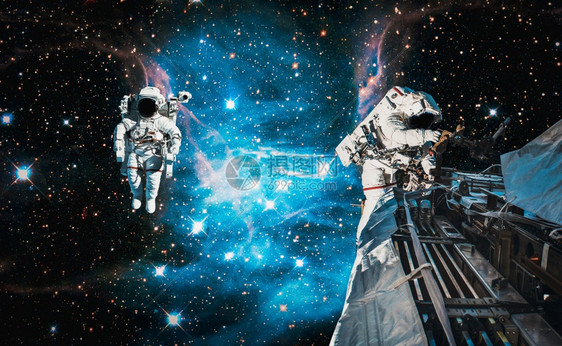 空域尽管宇航员太空人在为外层间的站工作时进行太空走宇航员穿着全套太空服进行操作图片