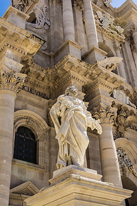著名的雕塑意大利西里锡拉库萨大教堂前的圣保罗神像地标图片