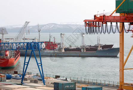 PetropavlovskKamchatsky市Petropavlovsk商业海港太平洋阿瓦查湾岸边的港口起重机2018年码头停图片