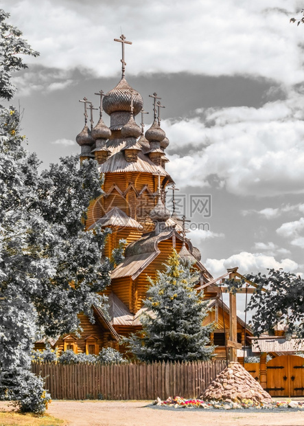 顿巴斯自然乌克兰斯维亚托戈尔克07162乌克兰斯维亚托哥尔克修道院的一部分在阳光明媚的夏日乌克兰斯维亚托戈尔克的木制所有图片