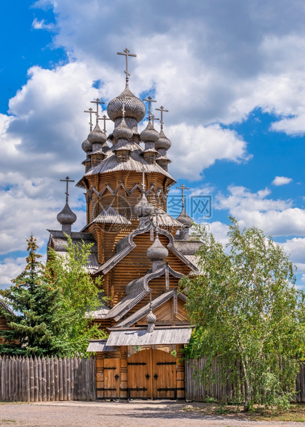 天乌克兰斯维亚托戈尔克07162乌克兰斯维亚托哥尔克修道院的一部分在阳光明媚的夏日乌克兰斯维亚托戈尔克的木制所有圣徒skute旅图片