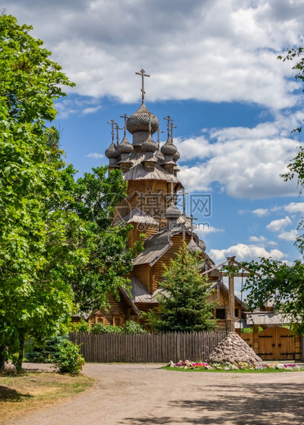 山乌克兰斯维亚托戈尔克07162乌克兰斯维亚托哥尔克修道院的一部分在阳光明媚的夏日乌克兰斯维亚托戈尔克的木制所有圣徒skute全图片