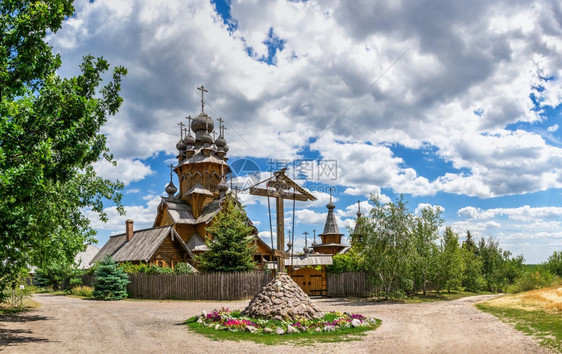 夏天庇护所乌克兰斯维亚托戈尔克07162乌克兰斯维亚托哥尔克修道院的一部分在阳光明媚的夏日乌克兰斯维亚托戈尔克的木制所有圣徒sk图片