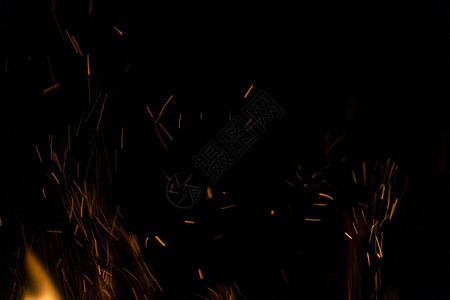 从火焰的模糊背景中闪烁着空间观光器结石树柴图片
