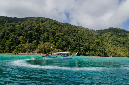 亚洲船泰国素林岛海热带屿和松弛图片