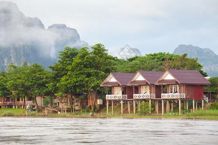 乡村的游客老挝VangVieng村和山丘亚洲图片