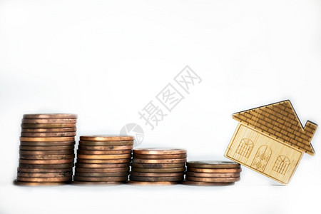 代理人租金属硬币储蓄设置楼梯到房子模型的概念投资抵押贷款金融和商业隔离在白色背景爬楼梯硬币储蓄设置楼梯到房子模型的概念投资抵押贷图片
