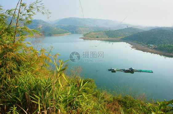 户外丛林越南乡村风景美有浮动房屋的生态湖山丘周围高绿色环境新鲜空气越南旅行的美容地等丽越南乡村景观漂浮房屋的生态湖邦图片