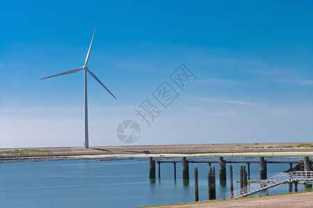 河荷兰风景湖上的力涡轮机金属保护图片