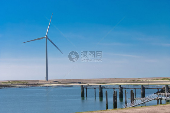 河荷兰风景湖上的力涡轮机金属保护图片