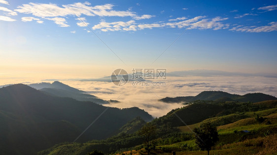 清晨时风景在山上的海雾美丽山地标志泰国江莱草场景时间图片