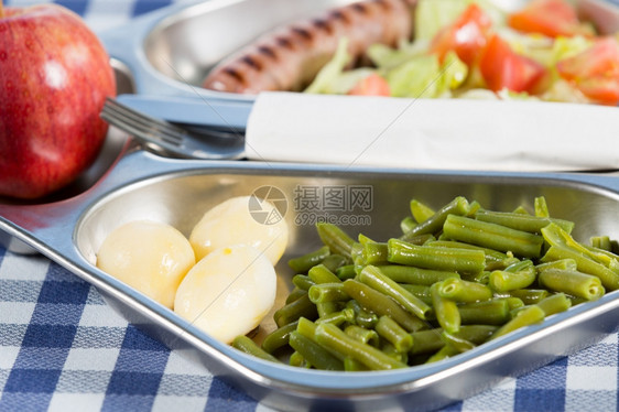 学校食堂的物托盘膳午餐土豆图片