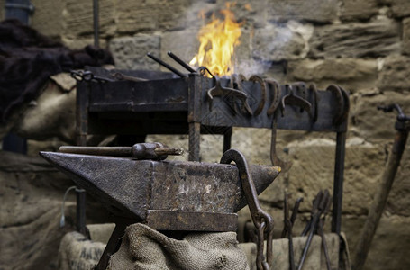 铁制工场的碳火铁制成木炭热火焰图片