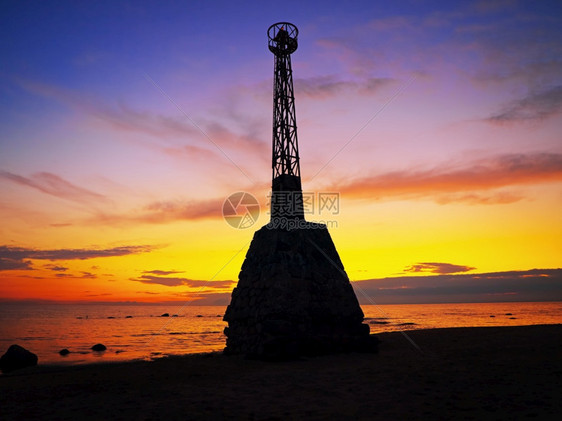晚上自然海景岸对黄昏的灯塔图片