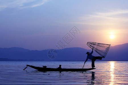 农业划船湖边一个渔民的轮廓日出图片