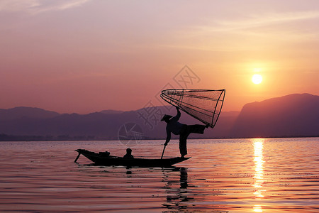 户外亚洲因塔湖边一个渔民的轮廓图片