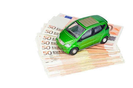 欧元纸钞堆上的绿色汽车模型作为购买或成本的象征钱富有储蓄图片
