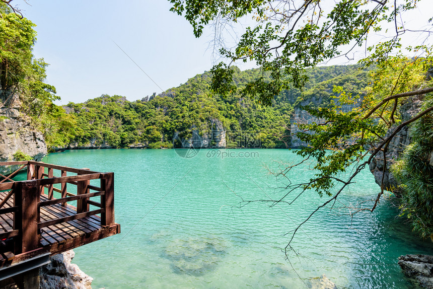 户外阳台观景蓝湖翡翠阳台泰莱奈观景翡翠湖阳蓝翡翠美丽的自然景观绿海在山中位于泰国素叻他尼府穆科安通公园的KohMaeKo岛风景优图片