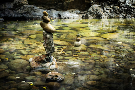 稳定团体具有湖泊和平衡岩石塔的热带雨林景观供zen默思练习之用自然背景情况池塘图片