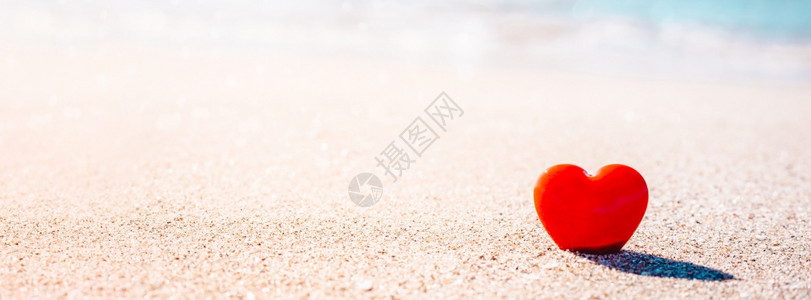沙滩上的红心图片