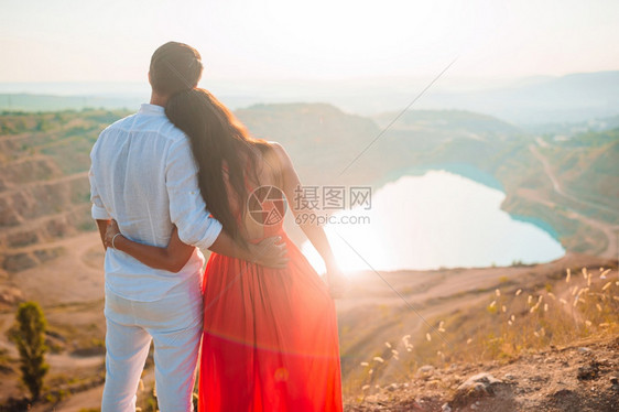 在湖边相爱的情侣就像蜜月之心一样概念欧洲度假的风景美丽白天在湖边的家庭人们女士友谊图片