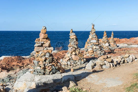 天空靠近海岸线的石头堆在一起靠近海边的岩石和悬崖堆在一起的石头靠近海岸线边的岩石和悬崖稳定海景图片