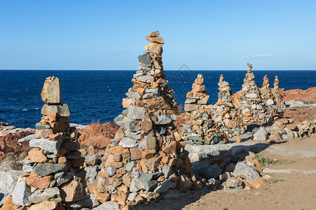 松弛靠近海岸线的石头堆在一起靠近海边的岩石和悬崖堆在一起的石头靠近海岸线边的岩石和悬崖船每个图片