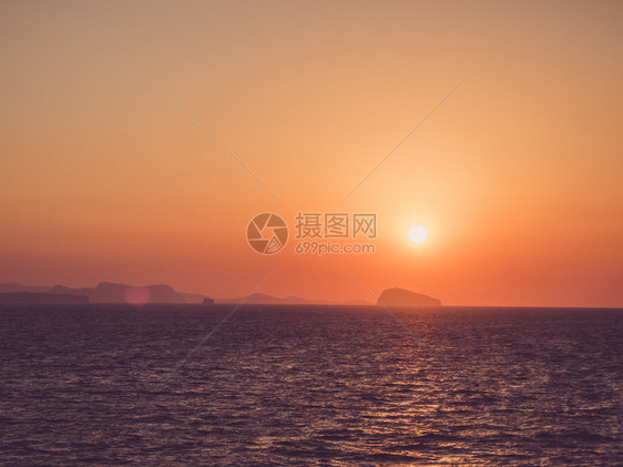 风景优美海上色丽的日落来自游轮的休闲和旅行概念海上休闲和旅行的美丽日落和旅行游风图片