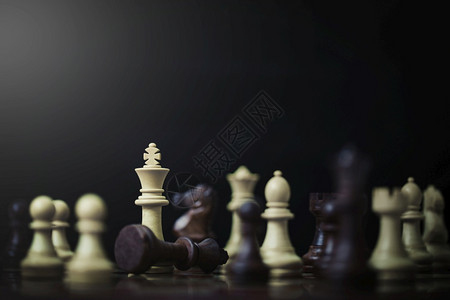 闲暇竞争成功游戏概念战略和成功管理或领导才能的象棋比赛概念战略和成功管理或领导教育者图片