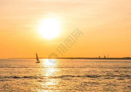 芬兰湾日落时乘船在黄夕海上航行乘帆船在芬兰湾日落时水手娱乐颜色图片