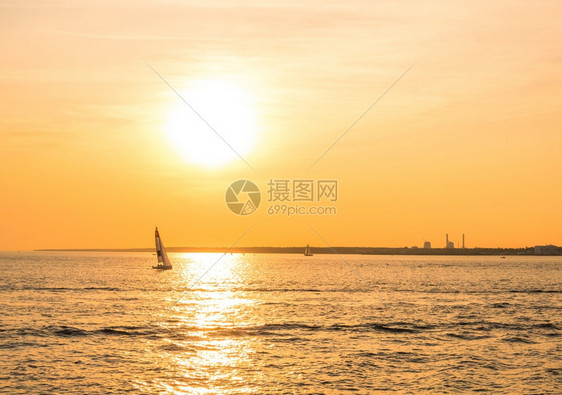 芬兰湾日落时乘船在黄夕海上航行乘帆船在芬兰湾日落时水手娱乐颜色图片